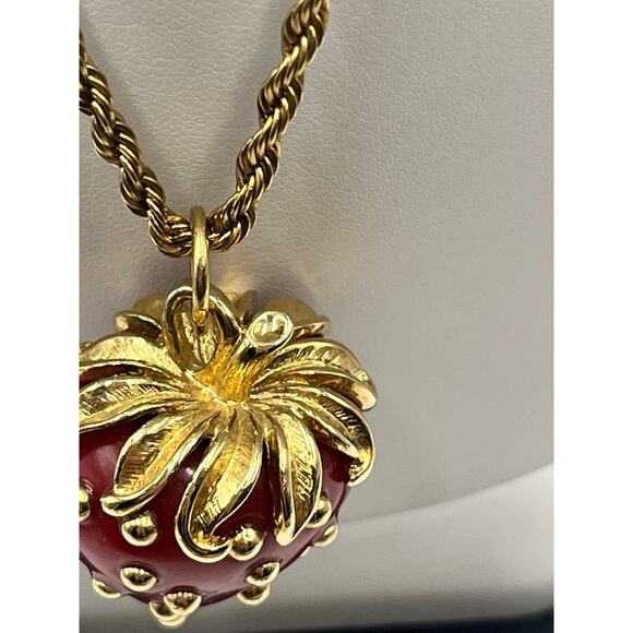 Avon Vintage Gold Tone Rope Chain Red Strawberry Golden Seeds Pendant Necklace - Picture 6 of 13